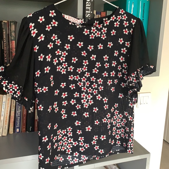 HAND PAINTED FLOWERS. Georgette self-pattern top. With bell sleeves. Zip behind. - Picture 7 of 8